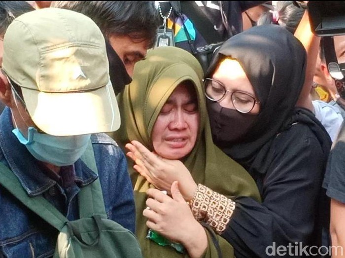 Istri almarhum Didi Kempot, Putri, akan menggelar acara 40 hari meninggalnya sang suami. Doa bersama itu akan digelar Jumat (12/6) malam.