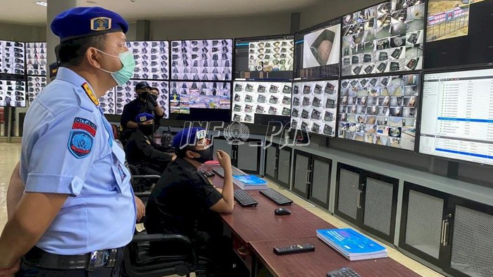 Dirjen Pemasyarakatan Kemenkum HAM Reynhard Silitonga sedag melihat control room LP Karang Anyar