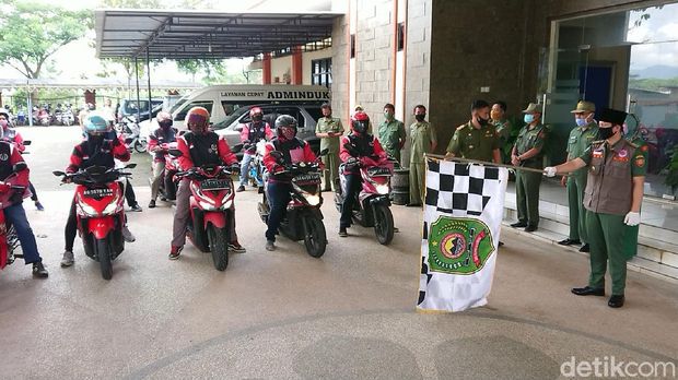 Dispendukcapil Trenggalek Kirim Berkas Aminduk Lewat Ojol