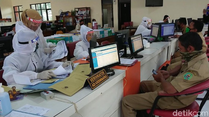 Dispendukcapil Trenggalek Kirim Berkas Aminduk Lewat Ojol