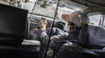 Driver Online Praktikkan New Normal Pakai Sekat Plastik