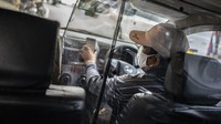 Pemasangan plastik pembatas antara pengemudi dengan penumpang tersebut bertujuan untuk mencegah penyebaran COVID-19 sehingga memberikan kenyamanan dan keamanan kepada pelanggan taksi daring. ANTARA FOTO/Aprillio Akbar.
