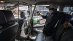 Driver Online Praktikkan New Normal Pakai Sekat Plastik