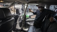 Protokol kesehatan sangat diwajibkan dalam praktik ini. Kebersihan harus selalu dijaga oleh para  driver online. ANTARA FOTO/Aprillio Akbar.