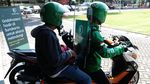 Driver Online Praktikkan New Normal Pakai Sekat Plastik