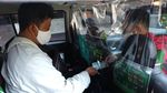 Driver Online Praktikkan New Normal Pakai Sekat Plastik