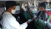 Hal itu dilakukan guna menyambut tatanan normal baru, para driver online ini melengkapi kendaraannya dengan fasilitas separator guna memberikan kenyamanan dan keamanan dalam berkendara di tengah pandemi COVID-19. ANTARA FOTO/Maulana Surya.