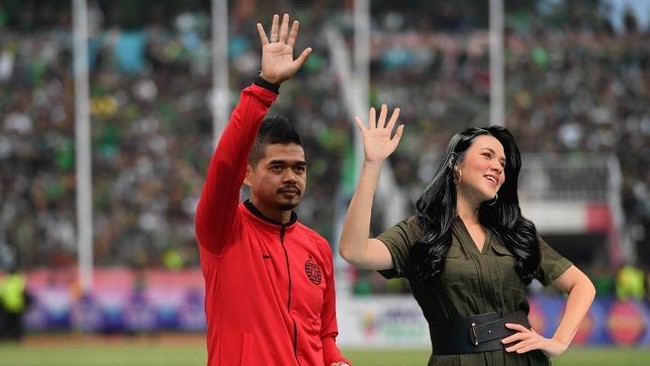 Ketika Raisa Andriana berduet dengan pemain sepakbola Bambang Pamungkas. Foto: Twitter @selfhugg