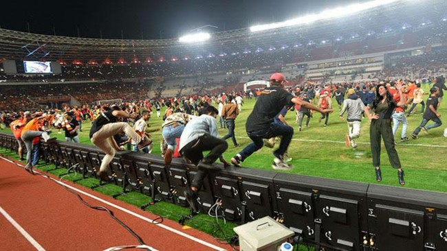 Editan lucu foto Raisa berada di tengah-tengah kerusuhan penonton sepakbola. Foto: Twitter @ryan_nus