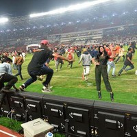 Editan lucu foto Raisa berada di tengah-tengah kerusuhan penonton sepakbola. Foto: Twitter @ryan_nus