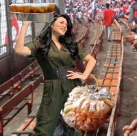 Bukannya konser di GBK, Raisa malah menjadi pedagang makanan dan minuman. Foto: Twitter @sethrash666