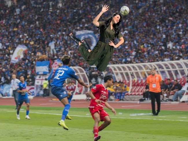 Saat Raisa tak lagi menjadi penyanyi, tetapi jadi pemain bola. Sundul gan!  Foto: Twitter @rizkymuhr