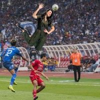 Saat Raisa tak lagi menjadi penyanyi, tetapi jadi pemain bola. Sundul gan!  Foto: Twitter @rizkymuhr