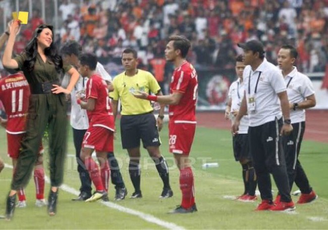 Editan foto Raisa saat menjadi wasit sepakbola yang diprotes para pemain karena mengeluarkan kartu kuning. Foto: Twitter @panjinugrho