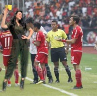 Editan foto Raisa saat menjadi wasit sepakbola yang diprotes para pemain karena mengeluarkan kartu kuning. Foto: Twitter @panjinugrho