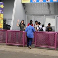 Ketika Raisa jaga pintu masuk untuk konsernya sendiri. Foto: Twitter @danistwan