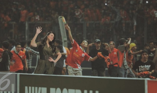 Raisa di GBK bukan lagi untuk konser nyanyi tapi jadi suporter pertandingan bola. Foto: Twitter @ArilRifan