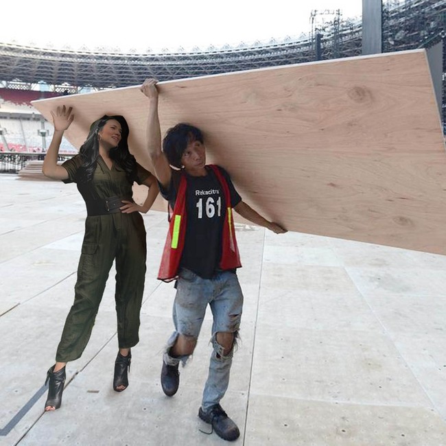 Editan kocak Raisa angkat papan kayu untuk menyiapkan panggungnya sendiri  Foto: Twitter @hansamhan