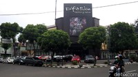 Besarnya peminat membuat factory outlet tak sulit ditemukan di Bandung.