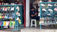 Factory outlet yang biasanya ramai pengunjung itu kini terlihat sepi.