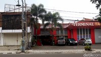 Setelah PSBB dilonggarkan menjadi PSBB proposional, sejumlah factory outlet kembali dibuka. Meski begitu, pengunjung yang datang ke toko-toko fesyen itu masih belum seramai biasanya.