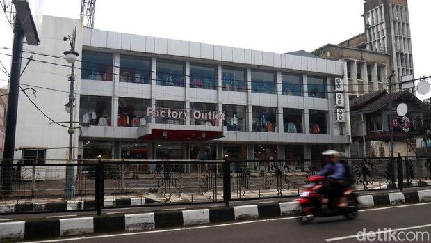 Factory outlet di kawasan Bandung terus merasakan dampak dari pandemi virus Corona. Toko fesyen yang biasanya ramai pengunjung itu kini sepi.