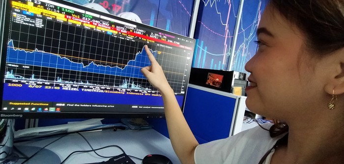 Fundamental Kuat, Sahan BTN Bergerak Positif Seorang karyawan sedang melihat pergerakan saham PT Bank Tabungan Negara (Persero) Tbk, di Jakarta, Senin (8/6). Sepanjang sepekan kemarin, emiten bersandi saham BBTN tersebut mencatatkan kenaikan saham sebesar 38,82% dari Rp760 per lembar saham pada pembukaan perdagangan Selasa (2/6) menjadi Rp1.055 pada penutupan perdagangan Jumat (5/6). Analis Mandiri Sekuritas Tjandra Lienandjaja dan Silvony Gathrie menjelaskan bisnis BTN di segmen KPR Subsidi masih akan terus tumbuh di tengah pandemi Covid-19 didukung oleh cadangan keuangan yang kuat disamping adanya tambahan kuota Subsidi Selisih Bunga (SSB) dari Pemerintah. Disamping itu bakal beroperasinya BP Tapera setelah Presiden Joko Widodo menandatangani PP bakal berdampak positif bagi kinerja Bank BTN.