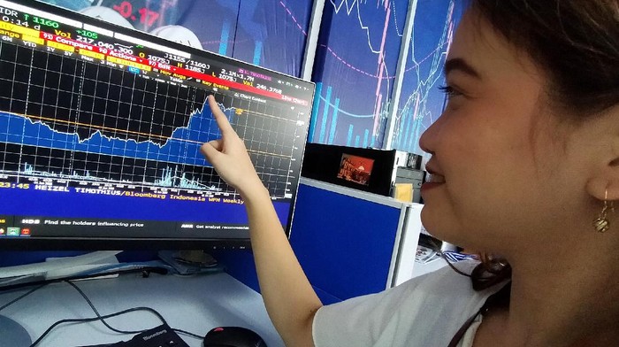 Seorang karyawan sedang melihat pergerakan saham PT Bank Tabungan Negara (Persero) Tbk, di Jakarta, Senin (8/6). Sepanjang sepekan kemarin, emiten bersandi saham BBTN tersebut mencatatkan kenaikan saham sebesar 38,82% dari Rp760 per lembar saham pada pembukaan perdagangan Selasa (2/6) menjadi Rp1.055 pada penutupan perdagangan Jumat (5/6). Analis Mandiri Sekuritas Tjandra Lienandjaja dan Silvony Gathrie menjelaskan bisnis BTN di segmen KPR Subsidi masih akan terus tumbuh di tengah pandemi Covid-19 didukung oleh cadangan keuangan yang kuat disamping  adanya tambahan kuota Subsidi Selisih Bunga (SSB) dari Pemerintah. Disamping itu bakal beroperasinya BP Tapera setelah Presiden Joko Widodo menandatangani PP bakal berdampak positif bagi kinerja Bank BTN.
