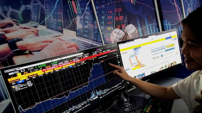 Seorang karyawan sedang melihat pergerakan saham PT Bank Tabungan Negara (Persero) Tbk, di Jakarta, Senin (8/6). Sepanjang sepekan kemarin, emiten bersandi saham BBTN tersebut mencatatkan kenaikan saham sebesar 38,82% dari Rp760 per lembar saham pada pembukaan perdagangan Selasa (2/6) menjadi Rp1.055 pada penutupan perdagangan Jumat (5/6). Analis Mandiri Sekuritas Tjandra Lienandjaja dan Silvony Gathrie menjelaskan bisnis BTN di segmen KPR Subsidi masih akan terus tumbuh di tengah pandemi Covid-19 didukung oleh cadangan keuangan yang kuat disamping adanya tambahan kuota Subsidi Selisih Bunga (SSB) dari Pemerintah. Disamping itu bakal beroperasinya BP Tapera setelah Presiden Joko Widodo menandatangani PP bakal berdampak positif bagi kinerja Bank BTN.