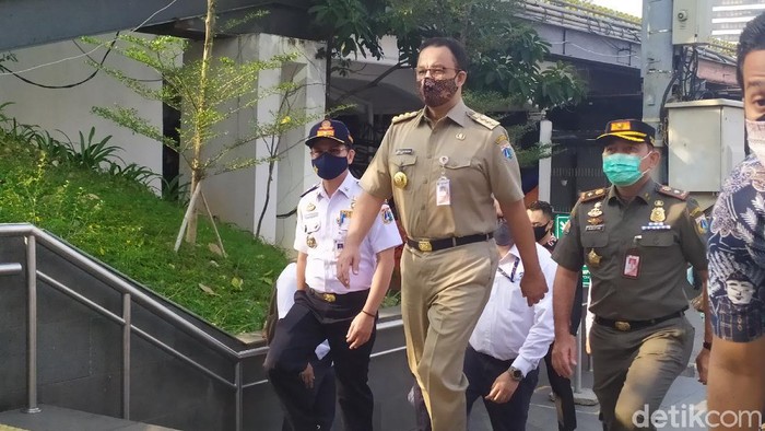 Gubernur DKI Jakarta Anies Baswedan memantau situasi di Stasiun Sudirman-MRT Dukuh Atas
