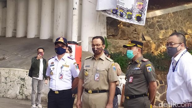 Gubernur DKI Jakarta Anies Baswedan memantau situasi di Stasiun Sudirman-MRT Dukuh Atas