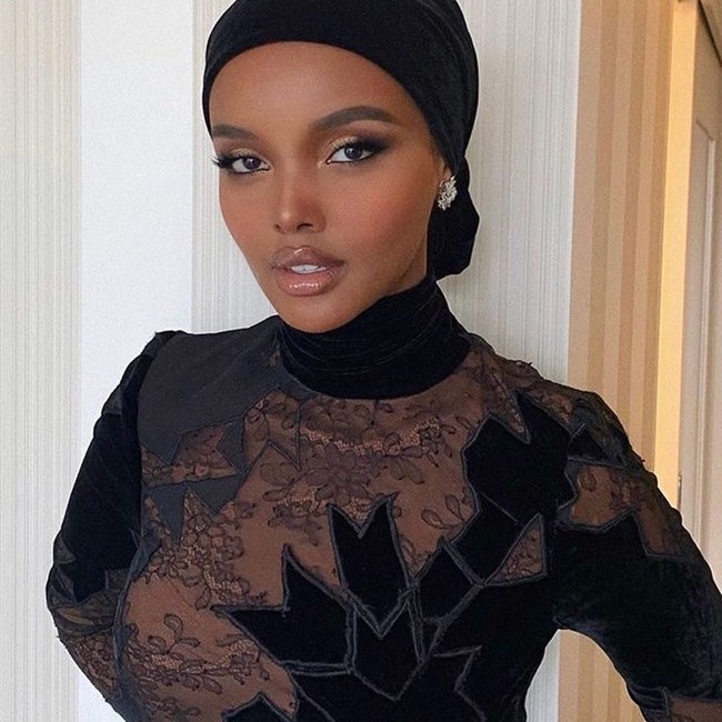 7. Tahun ini ada beberapa wanita berhijab yang menjadi nominator wanita tercantik versi TC Candler. Salah satu yang masuk 10 besar adalah Halima Aden yang dulu berprofesi sebagai model namun kini telah memutuskan untuk pamit dari modeling karena masalah keyakinannya. Foto: Dok. Instagram @halima.