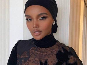 Model Hijab Halima Aden Dikritik karena Tulis Alhamdulillah Jadi Alxamdulillah