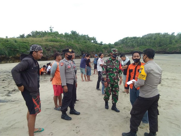 Kecelakaan laut kembali terjadi di perairan Pacitan. Tiga remaja terseret ombak saat berada di Pantai Ngiroboyo, Desa Sendang, Kecamatan Donorojo.
