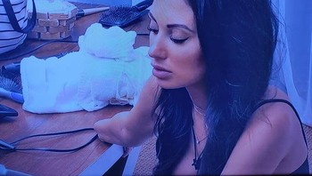 Coba dilihat lagi tangan perempuan ini. Foto: Brightside