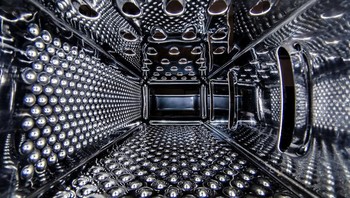 Seperti berada di ruangan yang berdesain futuristik ya... Tapi ini adalah bagian dalam parutan keju. Foto: Brightside