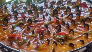 Berapa banyak orang yang berendam di air kuning? Foto: Brightside