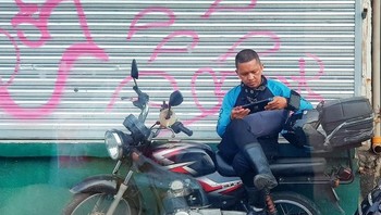 Ada yang aneh dengan posisi kakinya? Foto: Brightside 