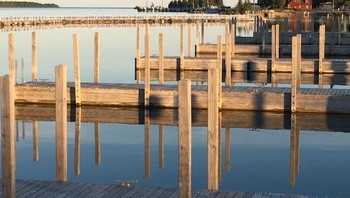 Ketika air dalam kondisi diam bisa menciptakan ilusi optik seperti foto ini. Foto: Brightside