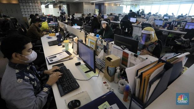 Ilustrasi aktifitas pekerja kantor (CNBC Indonesia/Andrean Kristianto)