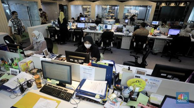 Ilustrasi aktifitas pekerja kantor (CNBC Indonesia/Andrean Kristianto)