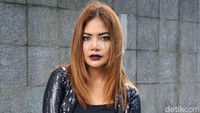 Sebelumnya Irma sempat kesal karena video Lathi Challenge miliknya disamakan dengan Rosa Meldianti. Pool/Noel/detikFoto.