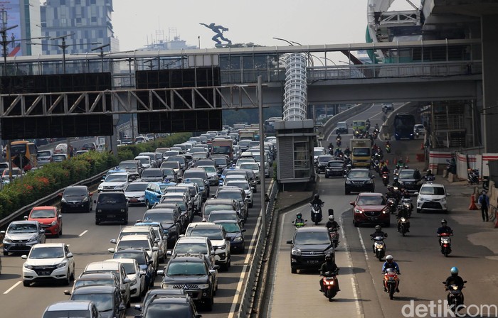 Kendaraan padat melintasi Tol Dalam Kota dan Jalan Gatot Subroto, Senin (8/6/2020). Sejak pemberlakukan PSBB Transisi hari ini perkatoran diperbolehkan untuk beroperasi sehingga membuat jalanan di Ibu Kota terpantau padat dibeberapa titik. Jalan MT Haryono kepadatan terjadi menjelang perempatan Pancoran dan di Jalan Gatot Subroto kepadatan terpantau menjelang perempatan kuningan. Tol dalam kota memberlakukan contra flow.