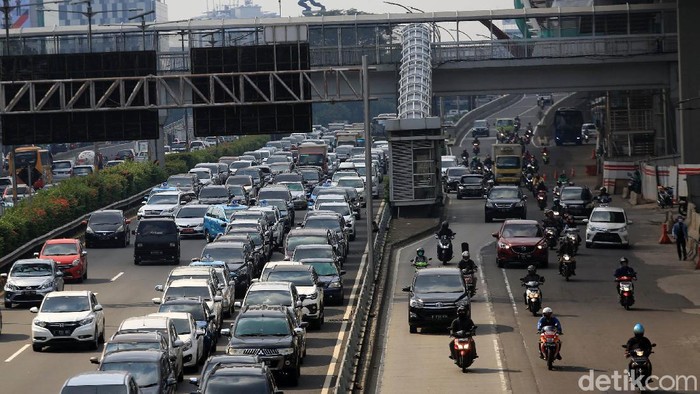 Kendaraan padat melintasi Tol Dalam Kota dan Jalan Gatot Subroto, Senin (8/6/2020). Sejak pemberlakukan PSBB Transisi hari ini perkatoran diperbolehkan untuk beroperasi sehingga membuat jalanan di Ibu Kota terpantau padat dibeberapa titik. Jalan MT Haryono kepadatan terjadi menjelang perempatan Pancoran dan di Jalan Gatot Subroto kepadatan terpantau menjelang perempatan kuningan. Tol dalam kota memberlakukan contra flow.