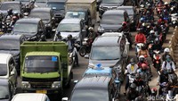 Kepadatan kendaraan terjadi menjelang perempatan Kuningan. Kendaraan mulai dari mobil hingga motor harus berjalan merayap.