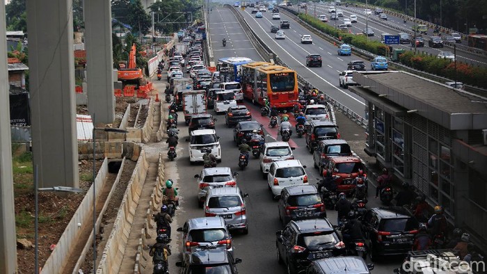Kendaraan padat melintasi Tol Dalam Kota dan Jalan Gatot Subroto, Senin (8/6/2020). Sejak pemberlakukan PSBB Transisi hari ini perkatoran diperbolehkan untuk beroperasi sehingga membuat jalanan di Ibu Kota terpantau padat dibeberapa titik. Jalan MT Haryono kepadatan terjadi menjelang perempatan Pancoran dan di Jalan Gatot Subroto kepadatan terpantau menjelang perempatan kuningan. Tol dalam kota memberlakukan contra flow.