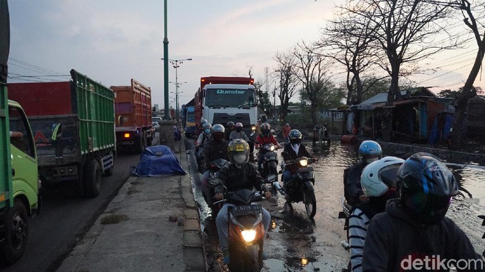 Jalur pantura di Demak, jalur Semarang-Kudus Km 8 sebagian tergenang banjir rob, Senin (8/6/2020) sore.