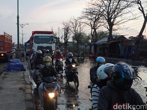 Jalur Pantura Demak Km 8 Terdampak Banjir Rob, Arus Lalin Tersendat