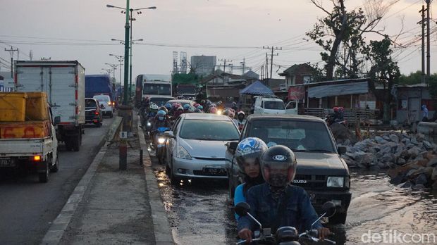 Jalur pantura di Demak, jalur Semarang-Kudus Km 8 sebagian tergenang banjir rob, Senin (8/6/2020) sore.
