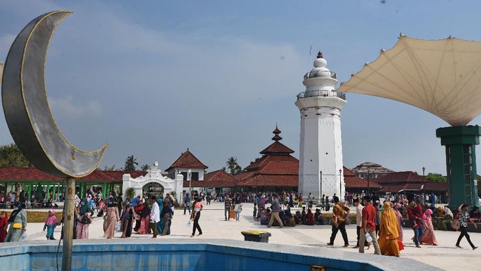 Sejumlah wisatawan beraktifitas di kawasan wisata religi Kesultanan Banten di Kasemen, Serang, Banten, Minggu (7/6/2020). Pemda setempat membuka kembali kawasan wisata tersebut dengan tetap menerapkan protokol kesehatan untuk mencegah penyebaran COVID-19 seperti cuci tangan, memakai masker dan pemeriksaan suhu tubuh. ANTARA FOTO/Asep Fathulrahman/foc.